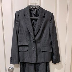 Kasper Women’s Business suit. Size 10p. Straight leg. Gray/red Pinstripe.